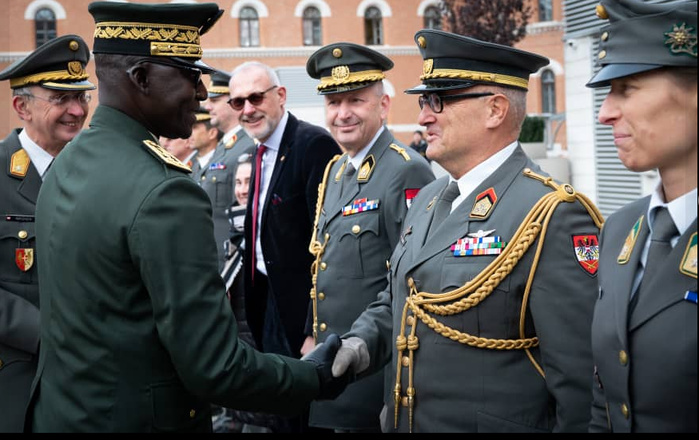 Photos / Coopération militaire : Le Général d’armée Mbaye Cissé, Chef d’état-major général des Armées en visite officielle en Autriche Photos / Coopération militaire : Le Général d’armée Mbaye Cissé, Chef d’état-major général des Armées en visite officielle en Autriche