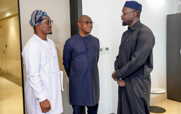 Photos : Le Premier ministre Ousmane Sonko a reçu une délégation sierra-léonaise, conduite par M. Edmond Nonie, ministre délégué à l’Énergie, ce mardi Photos : Le Premier ministre Ousmane Sonko a reçu une délégation sierra-léonaise, conduite par M. Edmond Nonie, ministre délégué à l’Énergie, ce mardi