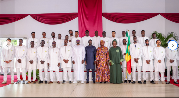 Photos/ Palais de la République : Le Président de la République, Bassirou Diomaye Faye, a procédé à la remise officielle du drapeau national à nos vaillants Lions, cet après-midi Photos/ Palais de la République : Le Président de la République, Bassirou Diomaye Faye, a procédé à la remise officielle du drapeau national à nos vaillants Lions, cet après-midi