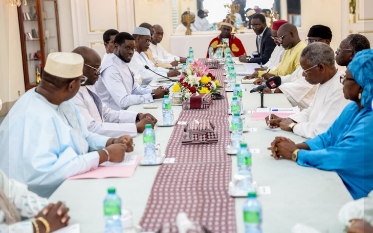 Photos / Audience au Palais : Le président de la République, Bassirou Diomaye Faye, a reçu le collectif des notables de la commune de Yenne, ce vendredi Photos / Audience au Palais : Le président de la République, Bassirou Diomaye Faye, a reçu le collectif des notables de la commune de Yenne, ce vendredi