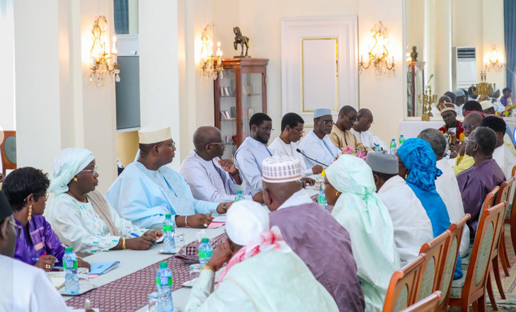 Photos / Audience au Palais : Le président de la République, Bassirou Diomaye Faye, a reçu le collectif des notables de la commune de Yenne, ce vendredi Photos / Audience au Palais : Le président de la République, Bassirou Diomaye Faye, a reçu le collectif des notables de la commune de Yenne, ce vendredi