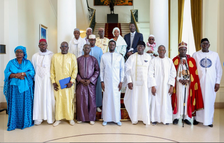 Photos / Audience au Palais : Le président de la République, Bassirou Diomaye Faye, a reçu le collectif des notables de la commune de Yenne, ce vendredi Photos / Audience au Palais : Le président de la République, Bassirou Diomaye Faye, a reçu le collectif des notables de la commune de Yenne, ce vendredi