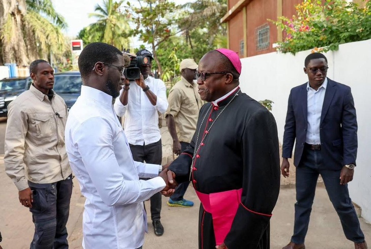 Photos / Veille de la fête de la Nativité : Le président de la République a effectué une visite de courtoisie à l’évêque de Ziguinchor, Jean-Baptiste Valter Manga