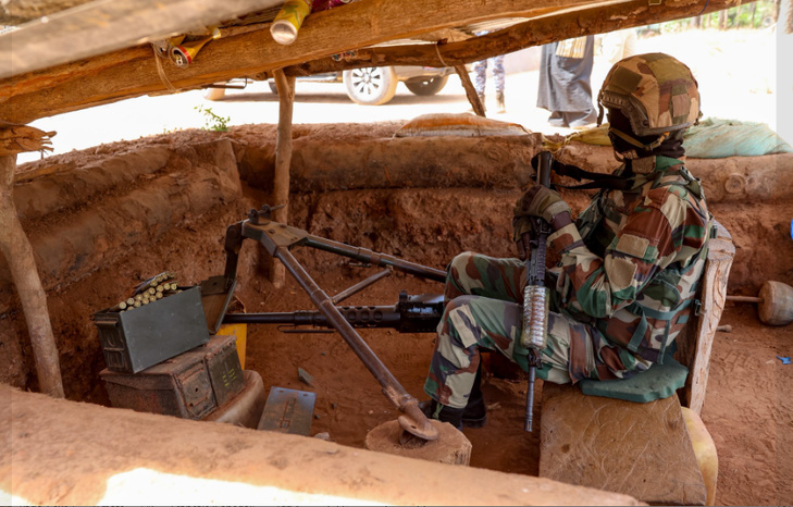 Photos : Le président de la République a effectué une visite à la Zone militaire N°5, marquant la deuxième étape de sa journée Photos : Le président de la République a effectué une visite à la Zone militaire N°5, marquant la deuxième étape de sa journée