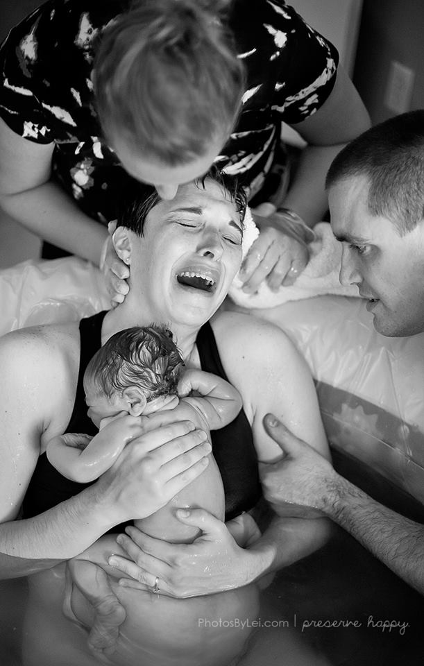 13 photographies extraordinaires de parents voyant leur bébé pour la première fois, après l'accouchement
