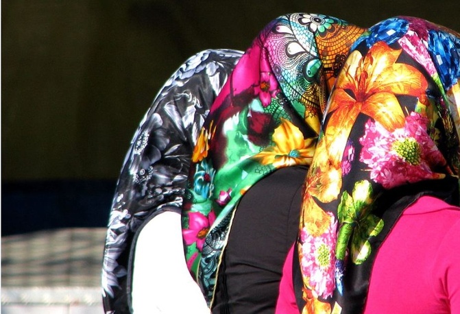 Carte nationale d’identité : le ministre de l’Intérieur autorise l’enrôlement des femmes voilées sans découvrir les oreilles