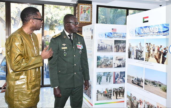 Photos / En prélude de la soirée de Gala des Armées : le général d’armée Mbaye CISSÉ, CEMGA, a reçu en audience le grand artiste Youssou NDOUR au camp Dial Diop, ce 26 décembre Photos / En prélude de la soirée de Gala des Armées : le général d’armée Mbaye CISSÉ, CEMGA, a reçu en audience le grand artiste Youssou NDOUR au camp Dial Diop, ce 26 décembre