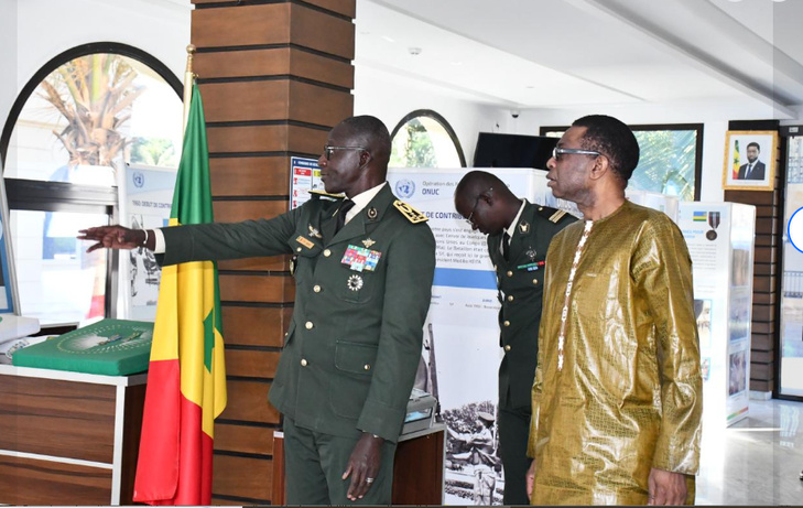 Photos / En prélude de la soirée de Gala des Armées : le général d’armée Mbaye CISSÉ, CEMGA, a reçu en audience le grand artiste Youssou NDOUR au camp Dial Diop, ce 26 décembre Photos / En prélude de la soirée de Gala des Armées : le général d’armée Mbaye CISSÉ, CEMGA, a reçu en audience le grand artiste Youssou NDOUR au camp Dial Diop, ce 26 décembre
