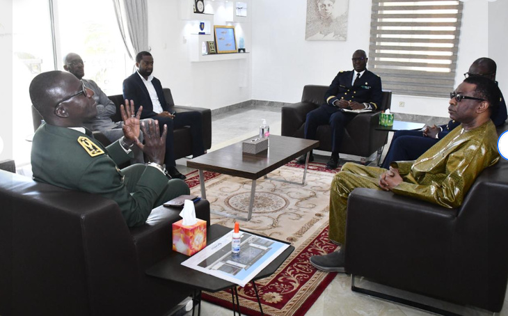 Photos / En prélude de la soirée de Gala des Armées : le général d’armée Mbaye CISSÉ, CEMGA, a reçu en audience le grand artiste Youssou NDOUR au camp Dial Diop, ce 26 décembre