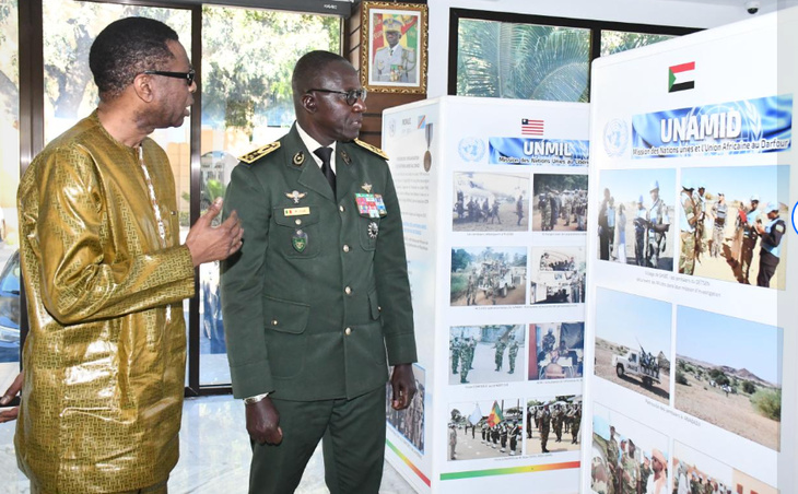Photos / En prélude de la soirée de Gala des Armées : le général d’armée Mbaye CISSÉ, CEMGA, a reçu en audience le grand artiste Youssou NDOUR au camp Dial Diop, ce 26 décembre