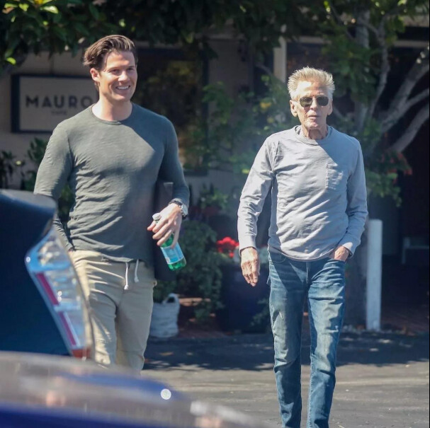 Scandale chez les stars / Un couple très discret : Calvin Klein, 81 ans, aperçu à Los Angeles avec son compagnon Kevin Baker, 35 ans