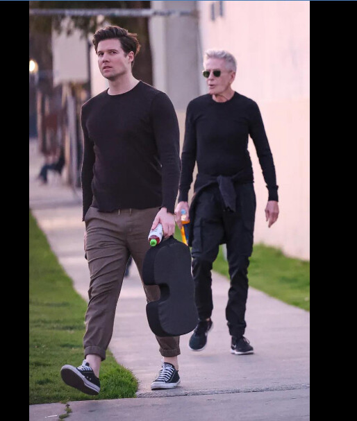 Scandale chez les stars / Un couple très discret : Calvin Klein, 81 ans, aperçu à Los Angeles avec son compagnon Kevin Baker, 35 ans