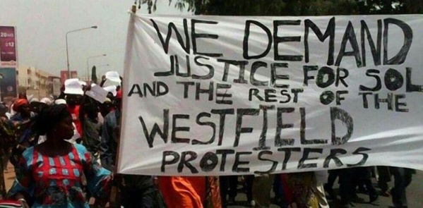 Acculé par le blocus de la frontière et les manifs de l’opposition, Jammeh lâche du lest – 16 manifestants libérés