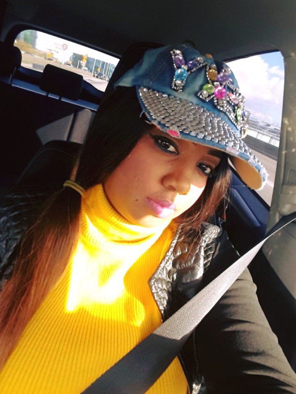 Aïcha Diouf, adorable au volant de sa voiture
