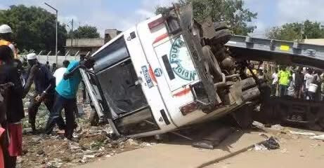 Accident sur l’axe Louga–Guéoul : Un bus se renverse, faisant un mort et 45 blessés