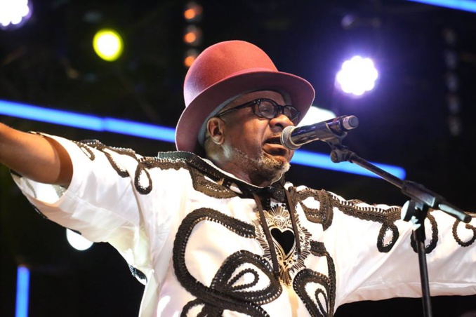 Vidéo: Mort en direct sur la scène de Papa Wemba.