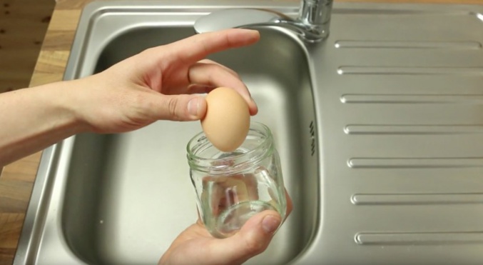 Avec cette astuce, vous pouvez éplucher un œuf dur en 5 sec. Le secret est dans le verre.