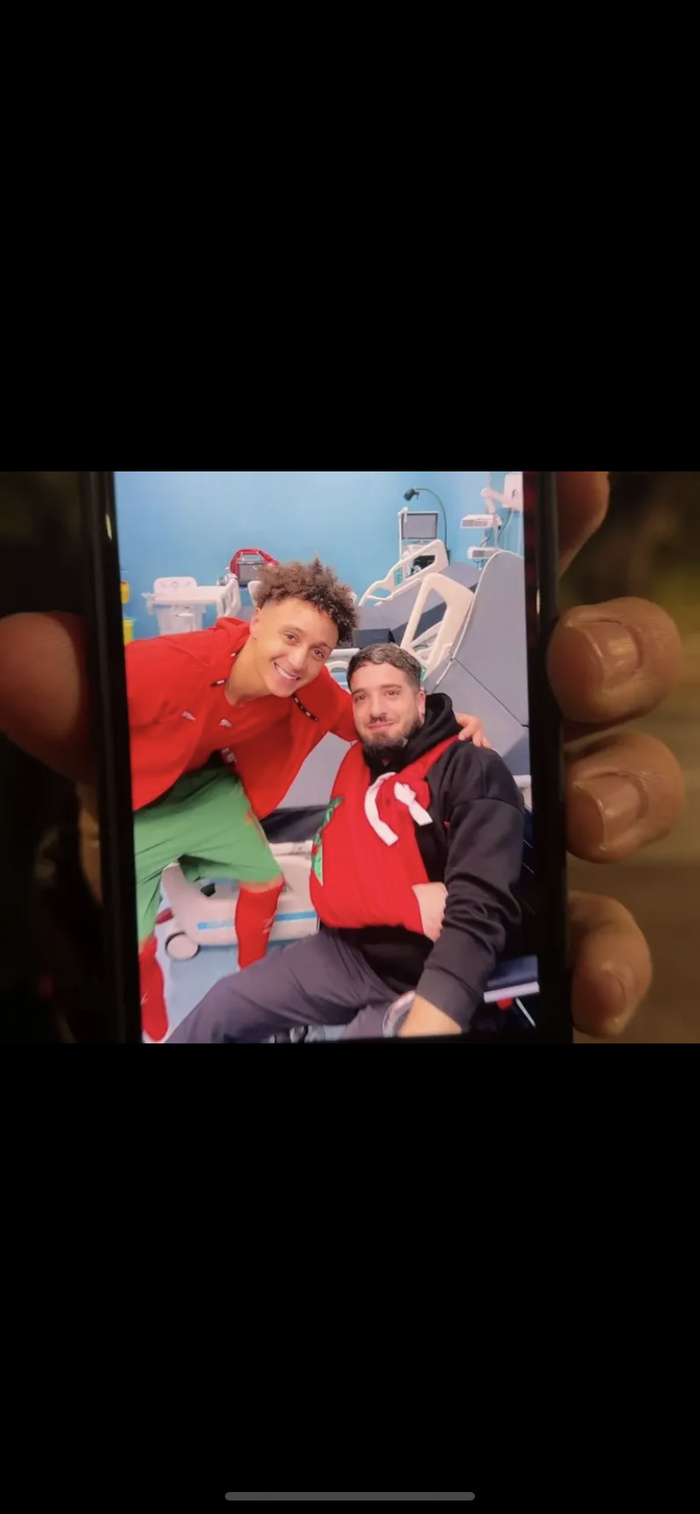 CAN 2025 : LE GESTE DE GRANDE CLASSE DE BEN SEGHIR POUR UN SUPPORTER BLESSÉ AU STADE PENDANT LA QUALIFICATION DU MAROC