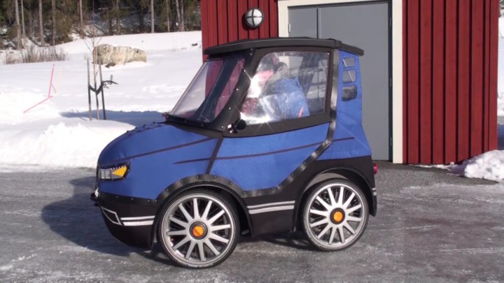 C’est la plus petite voiture du monde, mais regardez ce qui se passe lorsqu’il ouvre les portes!