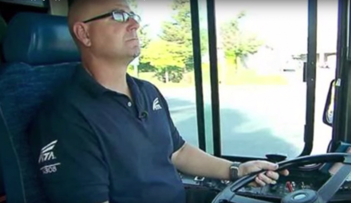 Quand ce chauffeur de bus voit monter le garçon de 3 ans, il concocte un plan pour piéger l’homme qui l’accompagne.