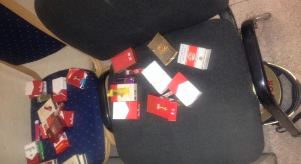 Leçon de discipline des Chinois au Grand Théâtre : Paquets de cigarettes et briquets laissés à la porte jusqu’à la fin de la soirée