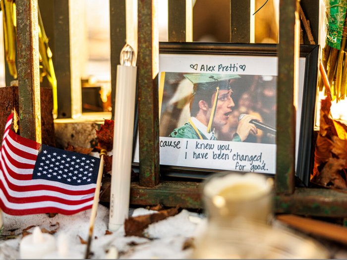 Deux agents fédéraux de la police des frontières américaine (CBP) ont bien ouvert le feu le 24 janvier à Minneapolis sur Alex Pretti, le blessant mortellement, selon un rapport du ministère de la Sécurité intérieure remis au Congrès.  Alex Pretti a r
