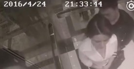 La caméra de surveillance filme comment l’homme harcèle la femme dans l’ascenseur. Mais attendez de voir ce qui se passe à 0:21!