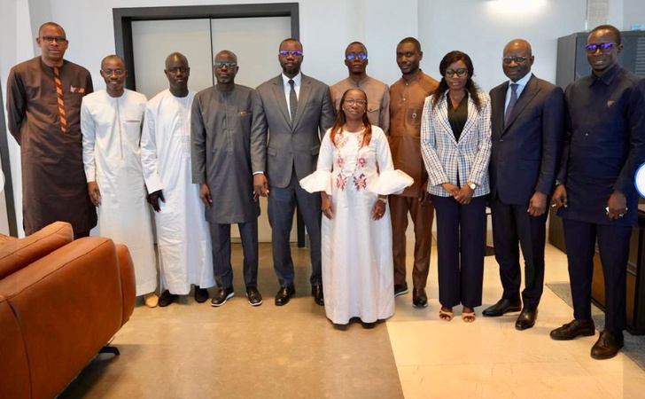 Photos : Le Premier ministre Ousmane Sonko a reçu l’Amicale des Greffiers du Sénégal, ce lundi