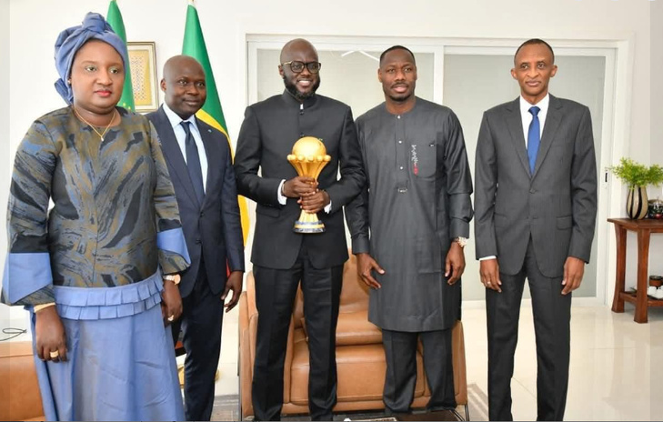 Photos : Présentation du trophée de la CAN au président de l'Assemblée nationale, El Malick Ndiaye