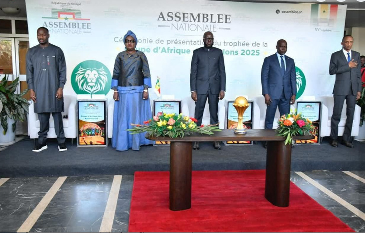 Photos : Présentation du trophée de la CAN au président de l'Assemblée nationale, El Malick Ndiaye Photos : Présentation du trophée de la CAN au président de l'Assemblée nationale, El Malick Ndiaye