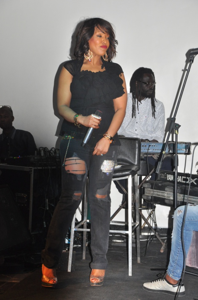 Viviane Ndour en mode jean déchiré