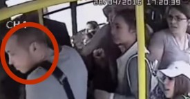 Dans le bus, ce passager montre son sexe à la jeune femme. Mais ce que la caméra de surveillance filme fait le tour du monde.