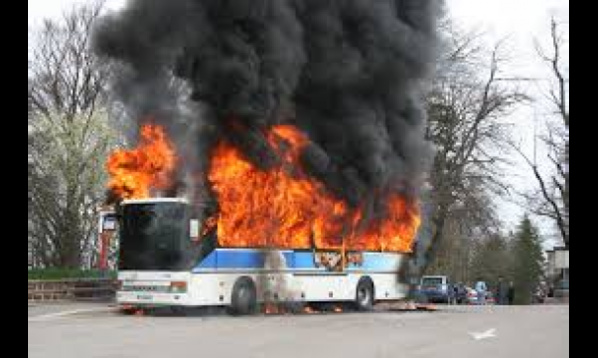 Un bus prend feu sur l'autoroute Seydina Limamou Laye : La grosse frayeur des passagers