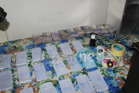 Photos - Le Commissaire Ibrahima Diop de la Dic présente le matériel saisi à la bande à Papis Konaré