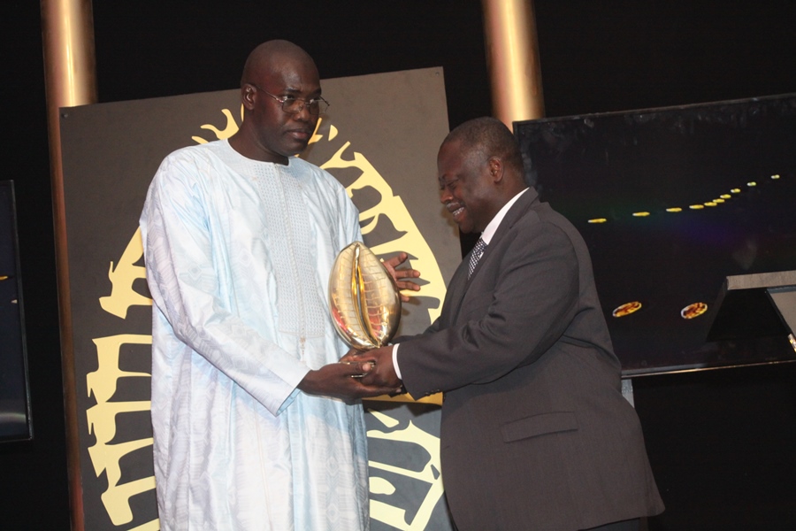 Cauris d’Or Cauris de la Responsabilité Sociétale d’Entreprise– Attribué à Mansour Ngom GRAVIPUB