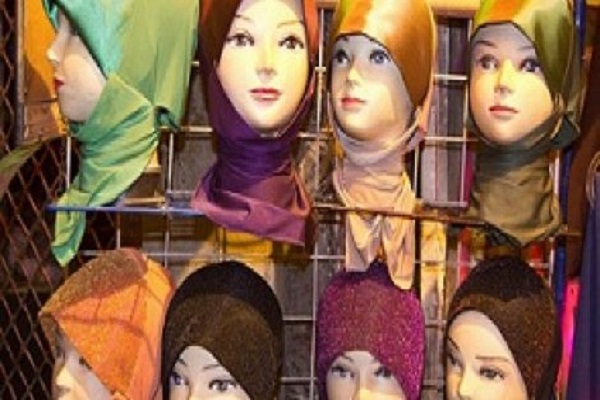 Iran: arrêtés pour avoir publié des photos de mannequins non voilées