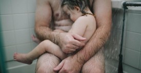 La maman prend une photo quand elle voit son mari dans la douche avec son fils d’un an. Mais ce qui se cache derrière cette image affole tous les internautes!