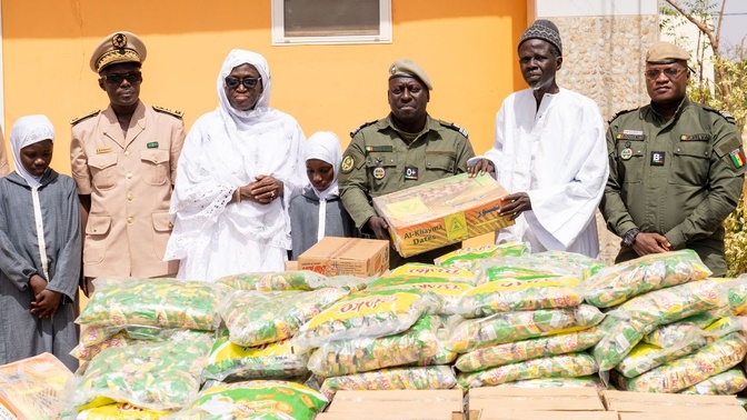 Photos / Douanes-Populations : La Direction générale des Douanes vient en aide aux foyers religieux