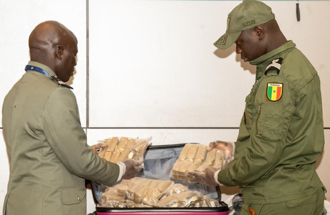 AIBD / Les Douanes ont saisi près de 30 kg de haschich : Deux individu arrêtés et mis à la disposition du parquet de Mbour