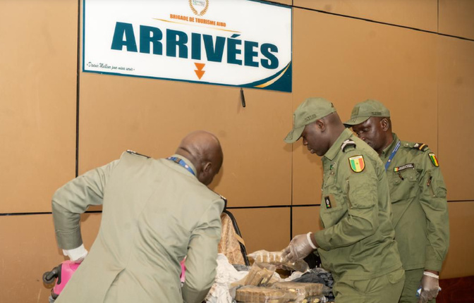 AIBD / Les Douanes ont saisi près de 30 kg de haschich : Deux individu arrêtés et mis à la disposition du parquet de Mbour