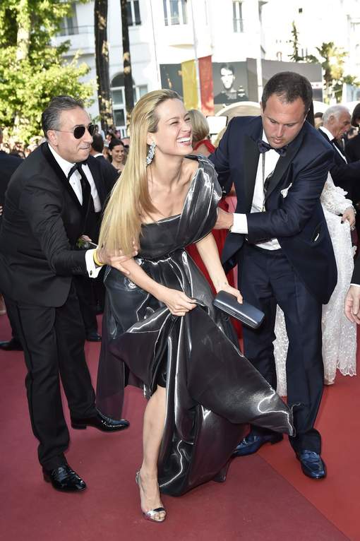 Photos et vidéo - Première chute de star sur le tapis rouge