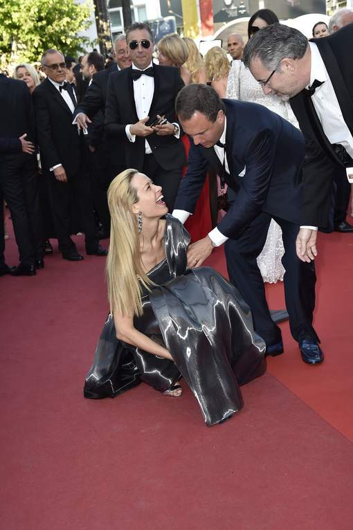 Photos et vidéo - Première chute de star sur le tapis rouge