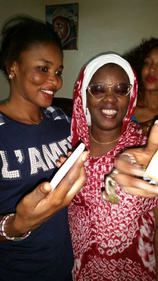 Soumboulou et son fan club rendent visite à Ndèye Khady Sy, du téléfilm « Ibra Italien» Découvrez ce qu’ils lui ont apporté