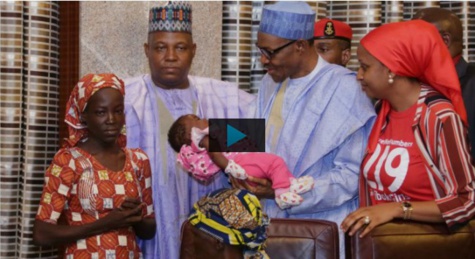 Au Nigeria, la rescapée de Chibok reçue par le Président Muhammadu Buhari