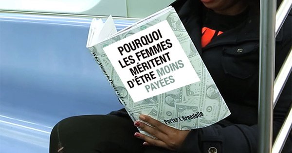 Il lit des livres très embarrassants dans le métro, et la réaction des passagers est à mourir de rire !