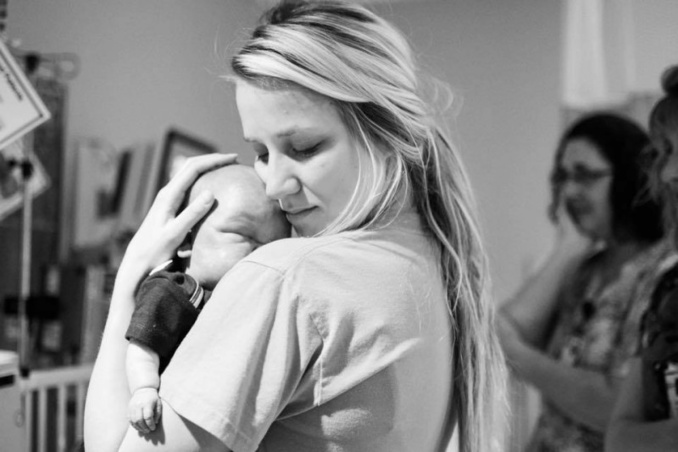 Elle publie une photo d’elle avec un bébé mort. La raison va vous briser le coeur.