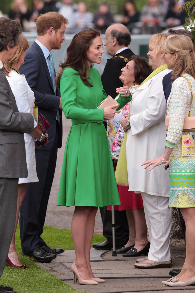 Photos - Kate de Cambridge : une fleur parmi les fleurs pour applaudir Charlotte !