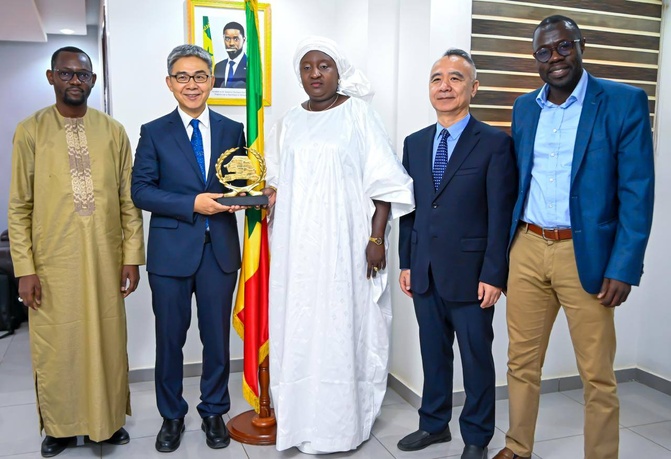 Coopération sportive : Khady Diène Gaye et l’Ambassadeur de Chine accélèrent le projet du Centre de Haute Performance Coopération sportive : Khady Diène Gaye et l’Ambassadeur de Chine accélèrent le projet du Centre de Haute Performance