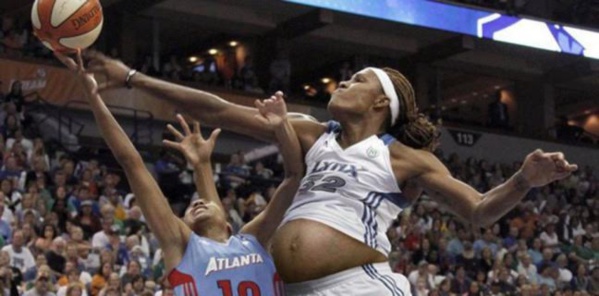 8 mois de grossesse, elle dunk fort