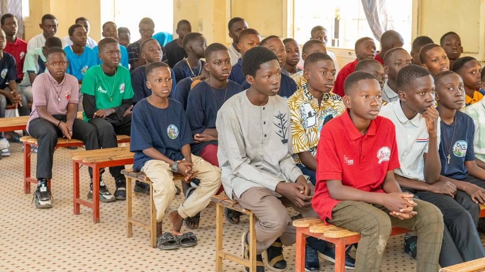 𝗗𝗼𝘂𝗮𝗻𝗲 - 𝗣𝗼𝗽𝘂𝗹𝗮𝘁𝗶𝗼𝗻𝘀: 𝗟𝗮 𝗗𝗶𝗿𝗲𝗰𝘁𝗶𝗼𝗻 𝗴é𝗻é𝗿𝗮𝗹𝗲 𝗱𝗲𝘀 𝗗𝗼𝘂𝗮𝗻𝗲𝘀 𝗮𝘂 𝗰𝗵𝗲𝘃𝗲𝘁 𝗱𝘂 𝗣𝗲𝘁𝗶𝘁 𝗦é𝗺𝗶𝗻𝗮𝗶𝗿𝗲 𝗱𝗲 𝗡𝗴𝗮𝘇𝗼𝗯𝗶𝗹